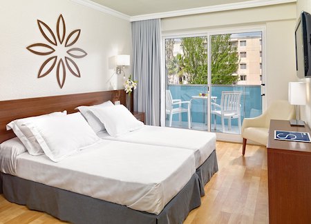 Twin room at H10 Delfin